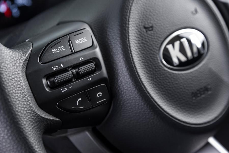Детали интерьера Kia Picanto Runner (JA) 2020 года  (ZA) (фото 23 из 40)